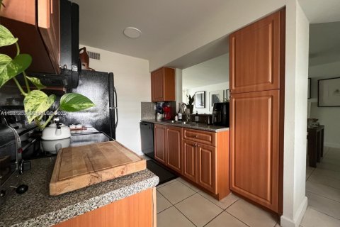 Condo in Doral, Florida, 1 bedroom № 1989631 - photo 6