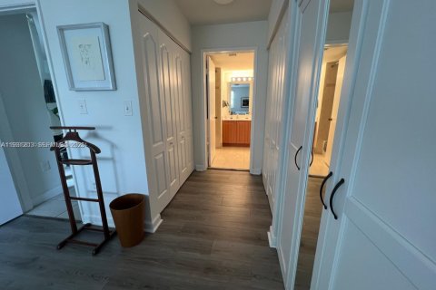 Condo in Doral, Florida, 1 bedroom № 1989631 - photo 11