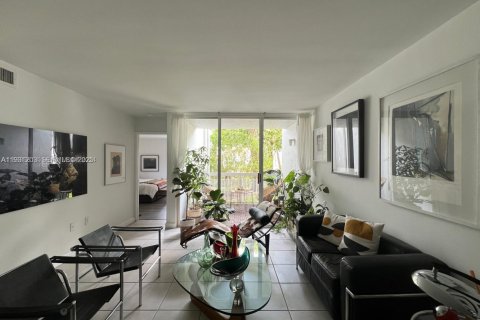 Condo in Doral, Florida, 1 bedroom № 1989631 - photo 7