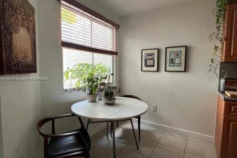 Condo in Doral, Florida, 1 bedroom № 1989631 - photo 4