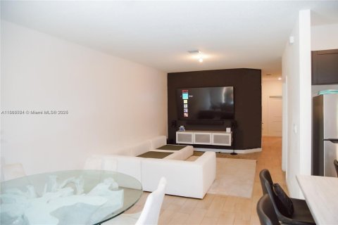 Adosado en venta en Homestead, Florida, 3 dormitorios, 169.73 m2 № 1936867 - foto 7