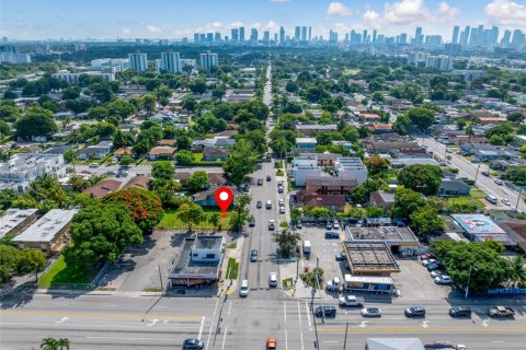 Propiedad comercial en venta en Miami, Florida № 1980552 - foto 9