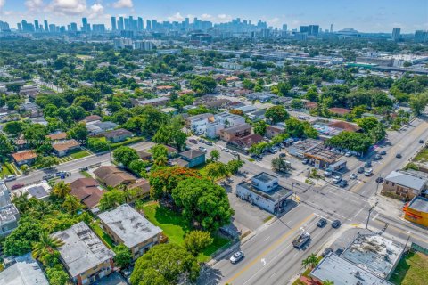 Propiedad comercial en venta en Miami, Florida № 1980552 - foto 13