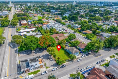 Propiedad comercial en venta en Miami, Florida № 1980552 - foto 12
