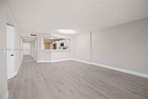 Copropriété à vendre à Tamarac, Floride: 2 chambres, 139.35 m2 № 2038315 - photo 12