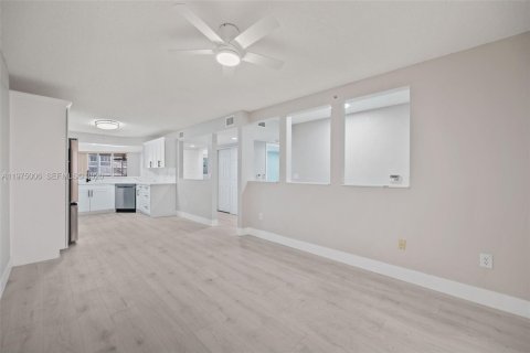 Copropriété à vendre à Tamarac, Floride: 2 chambres, 139.35 m2 № 2038315 - photo 4