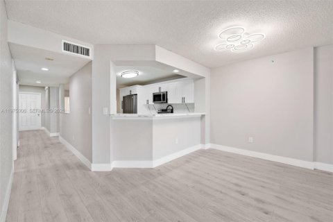 Copropriété à vendre à Tamarac, Floride: 2 chambres, 139.35 m2 № 2038315 - photo 11