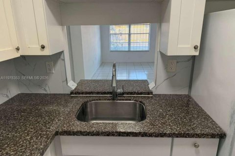 Condo in Miami Gardens, Florida, 2 bedrooms  № 2042146 - photo 3