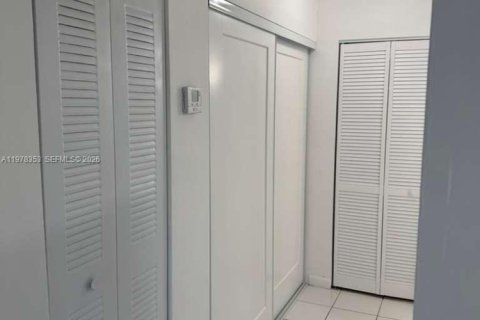 Condo in Miami Gardens, Florida, 2 bedrooms  № 2042146 - photo 6