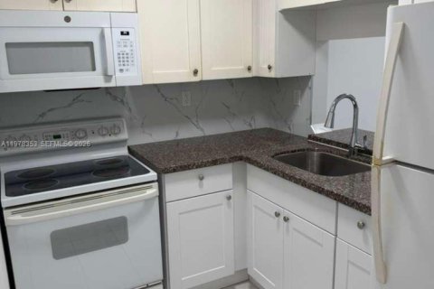 Condo in Miami Gardens, Florida, 2 bedrooms  № 2042146 - photo 2