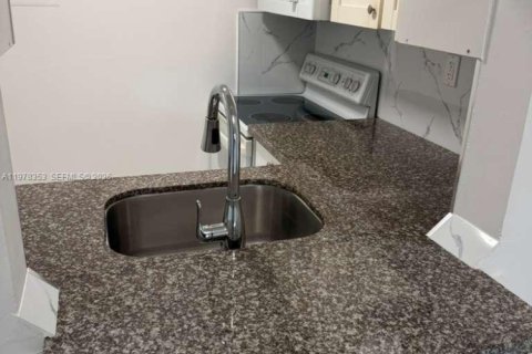 Condo in Miami Gardens, Florida, 2 bedrooms  № 2042146 - photo 4