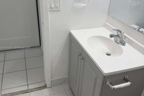 Condo in Miami Gardens, Florida, 2 bedrooms  № 2042146 - photo 7