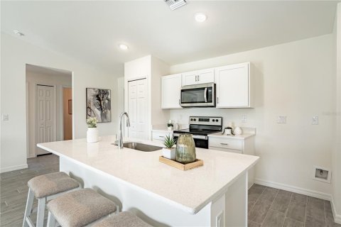 House in Port Charlotte, Florida 4 bedrooms, 132.48 sq.m. № 2148826 - photo 2