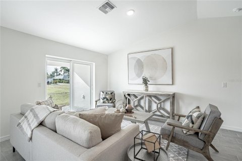 House in Port Charlotte, Florida 4 bedrooms, 132.48 sq.m. № 2148826 - photo 3