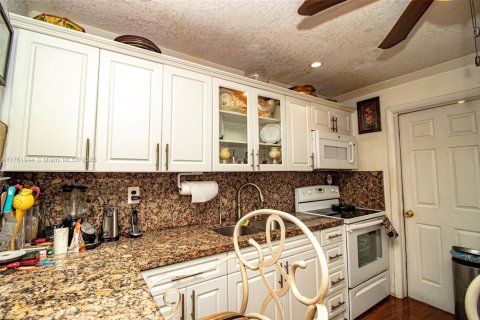 House in Miami Gardens, Florida 4 bedrooms, 228.91 sq.m. № 1706179 - photo 8