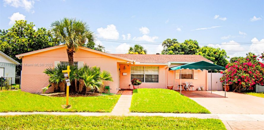 House in Miami Gardens, Florida 4 bedrooms, 228.91 sq.m. № 1706179