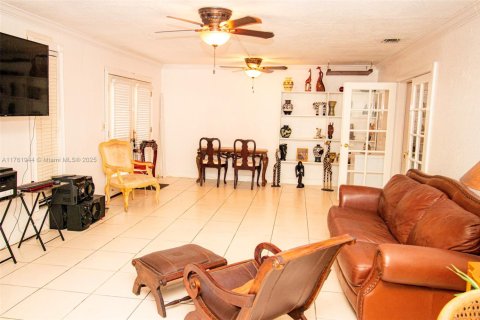 House in Miami Gardens, Florida 4 bedrooms, 228.91 sq.m. № 1706179 - photo 6