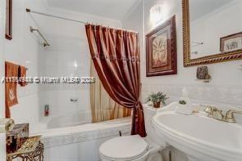 House in Miami Gardens, Florida 4 bedrooms, 228.91 sq.m. № 1706179 - photo 12