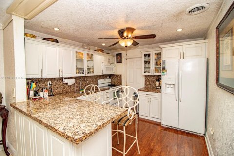 House in Miami Gardens, Florida 4 bedrooms, 228.91 sq.m. № 1706179 - photo 9