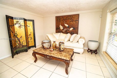 House in Miami Gardens, Florida 4 bedrooms, 228.91 sq.m. № 1706179 - photo 5