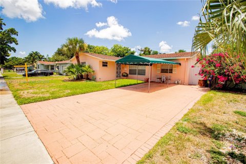 House in Miami Gardens, Florida 4 bedrooms, 228.91 sq.m. № 1706179 - photo 2