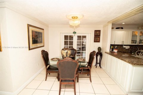 House in Miami Gardens, Florida 4 bedrooms, 228.91 sq.m. № 1706179 - photo 3