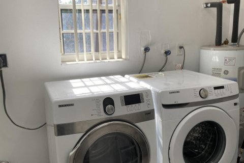 House in West Palm Beach, Florida 3 bedrooms, 141.12 sq.m. № 1118520 - photo 1