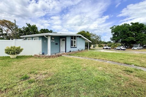 House in Saint Petersburg, Florida 3 bedrooms, 94.76 sq.m. № 2122643 - photo 24