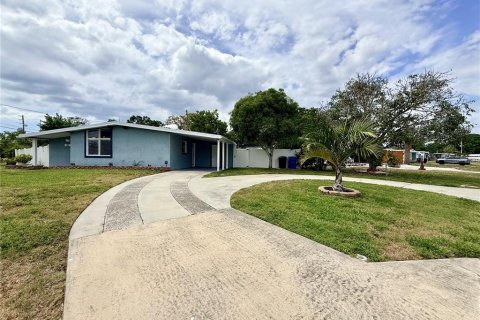 House in Saint Petersburg, Florida 3 bedrooms, 94.76 sq.m. № 2122643 - photo 22