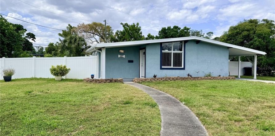 House in Saint Petersburg, Florida 3 bedrooms, 94.76 sq.m. № 2122643