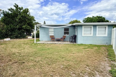 House in Saint Petersburg, Florida 3 bedrooms, 94.76 sq.m. № 2122643 - photo 20