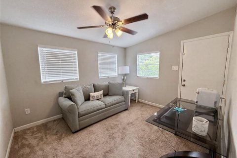House in Saint Petersburg, Florida 3 bedrooms, 94.76 sq.m. № 2122643 - photo 13