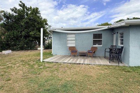 House in Saint Petersburg, Florida 3 bedrooms, 94.76 sq.m. № 2122643 - photo 21