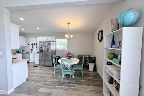 House in Saint Petersburg, Florida 3 bedrooms, 94.76 sq.m. № 2122643 - photo 2