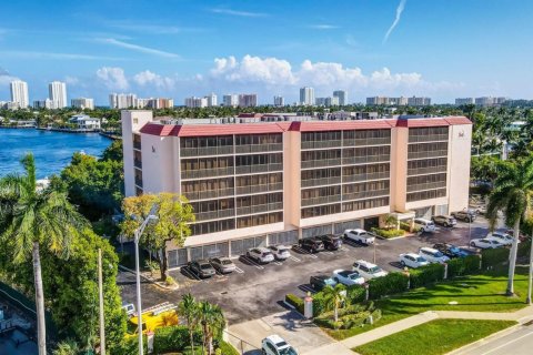 Condo in Pompano Beach, Florida, 1 bedroom № 2188016