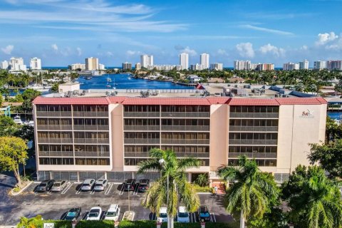 Condominio en venta en Pompano Beach, Florida, 1 dormitorio, 85.47 m2 № 2188016 - foto 2