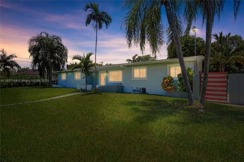 House in Miami, Florida 4 bedrooms, 182.09 sq.m. № 1825558 - photo 1