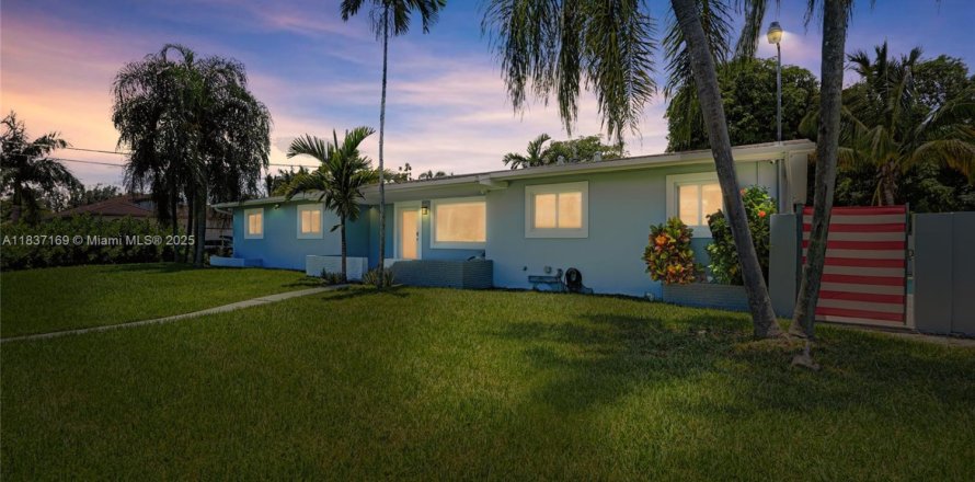 House in Miami, Florida 4 bedrooms, 182.09 sq.m. № 1825558