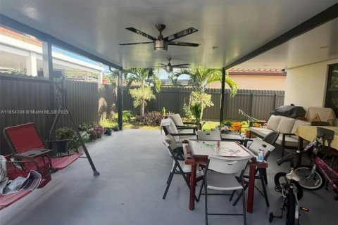 House in Miami, Florida 3 bedrooms, 176.89 sq.m. № 1874851 - photo 14
