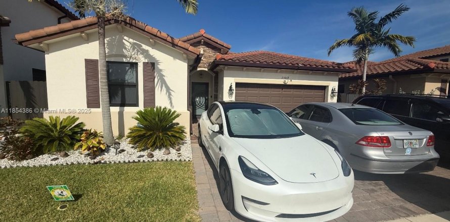 House in Miami, Florida 3 bedrooms, 176.89 sq.m. № 1874851