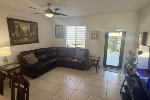 House in Miami, Florida 3 bedrooms, 176.89 sq.m. № 1874851 - photo 8