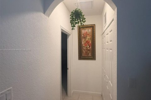 House in Miami, Florida 3 bedrooms, 176.89 sq.m. № 1874851 - photo 9