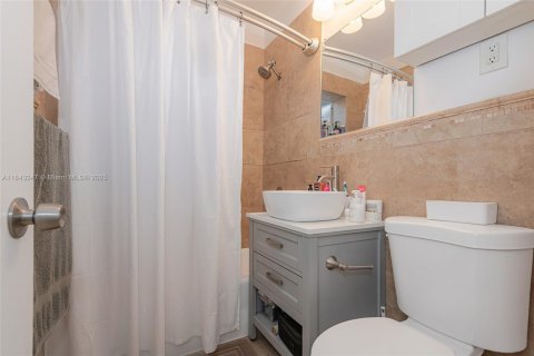 House in Hollywood, Florida 3 bedrooms, 112.78 sq.m. № 1839535 - photo 18