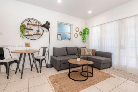 House in Hollywood, Florida 3 bedrooms, 112.78 sq.m. № 1839535 - photo 27