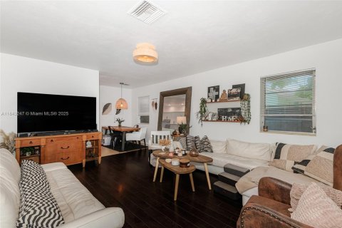 House in Hollywood, Florida 3 bedrooms, 112.78 sq.m. № 1839535 - photo 10