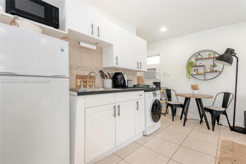 House in Hollywood, Florida 3 bedrooms, 112.78 sq.m. № 1839535 - photo 30