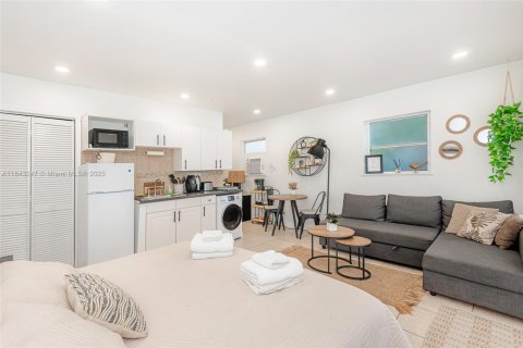 House in Hollywood, Florida 3 bedrooms, 112.78 sq.m. № 1839535 - photo 24