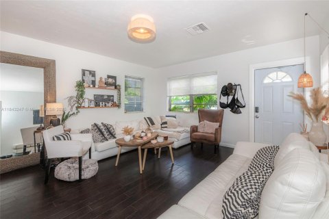 House in Hollywood, Florida 3 bedrooms, 112.78 sq.m. № 1839535 - photo 12