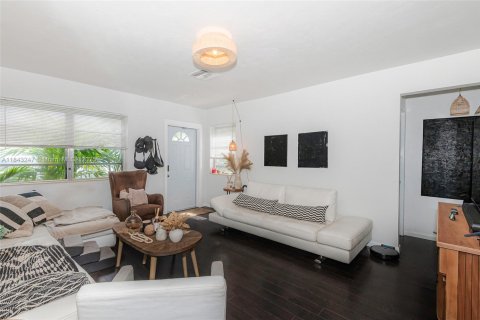 House in Hollywood, Florida 3 bedrooms, 112.78 sq.m. № 1839535 - photo 13