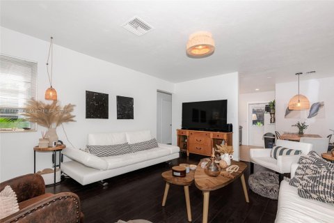 House in Hollywood, Florida 3 bedrooms, 112.78 sq.m. № 1839535 - photo 11